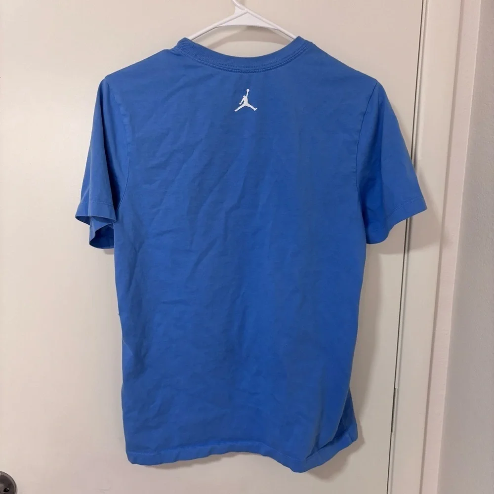 Nike boys light blue short sleeve t-shirt with clouds  and black red sneakers S